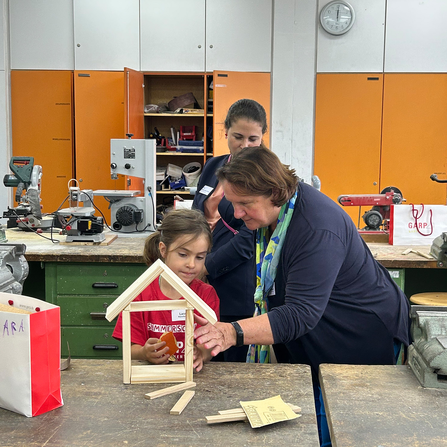 Haus aus Holz mit Kindern basteln in der Werkstatt